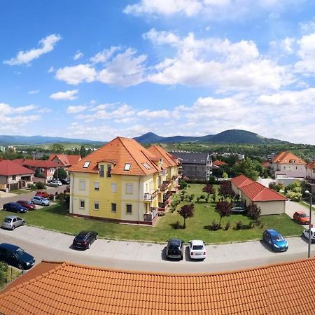 Orsika Hilltop Apartman Eger Eksteriør bilde